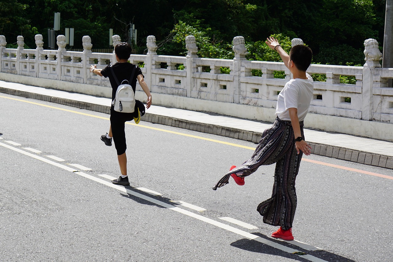 疲惫之旅，男子气喘吁吁中的登机口追逐记