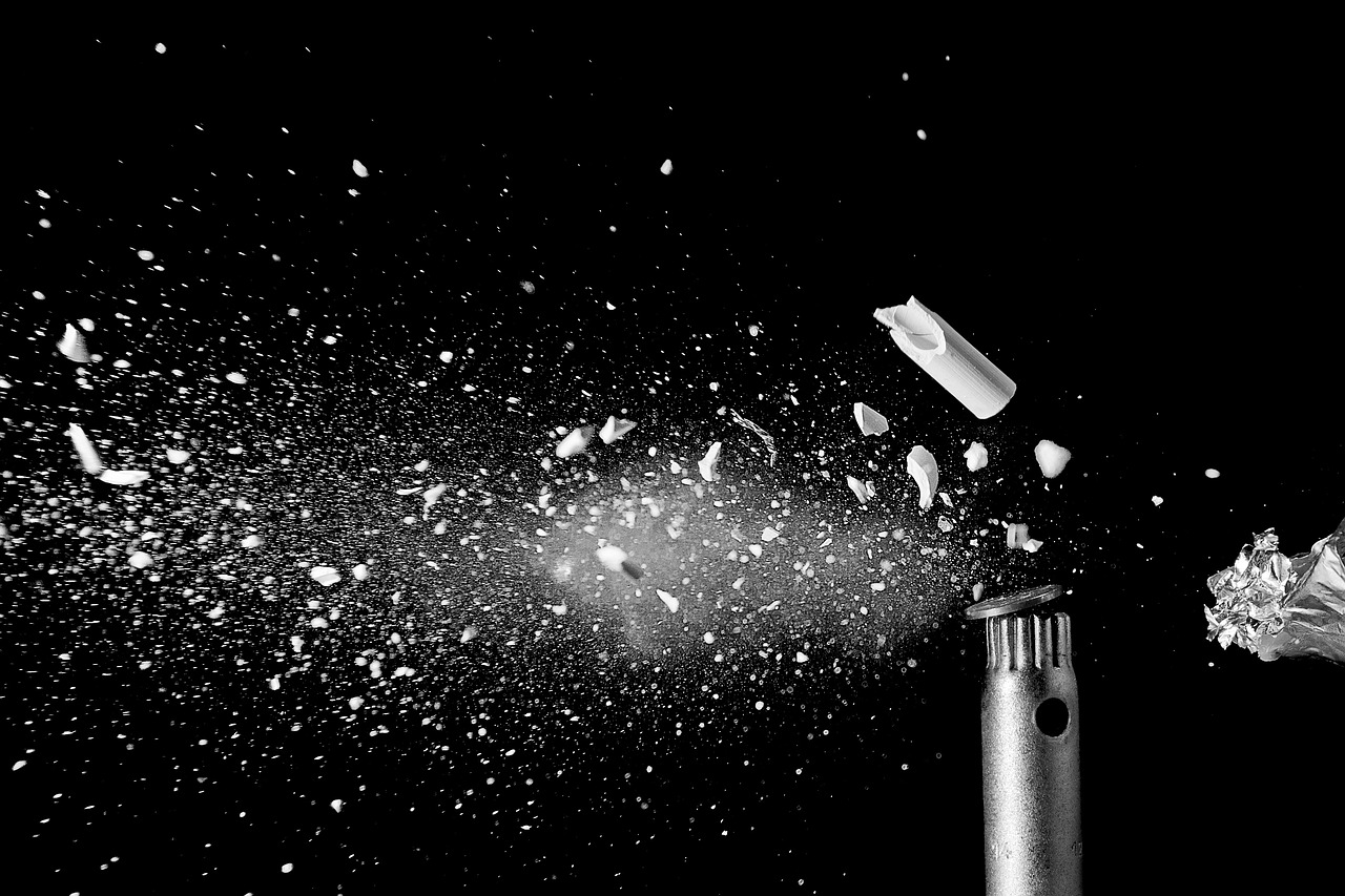 黎寻呼机爆炸事件监控曝光,碎片四射背后的安全警钟 黎寻呼机爆炸事件监控曝光,碎片四射背后的安全警钟