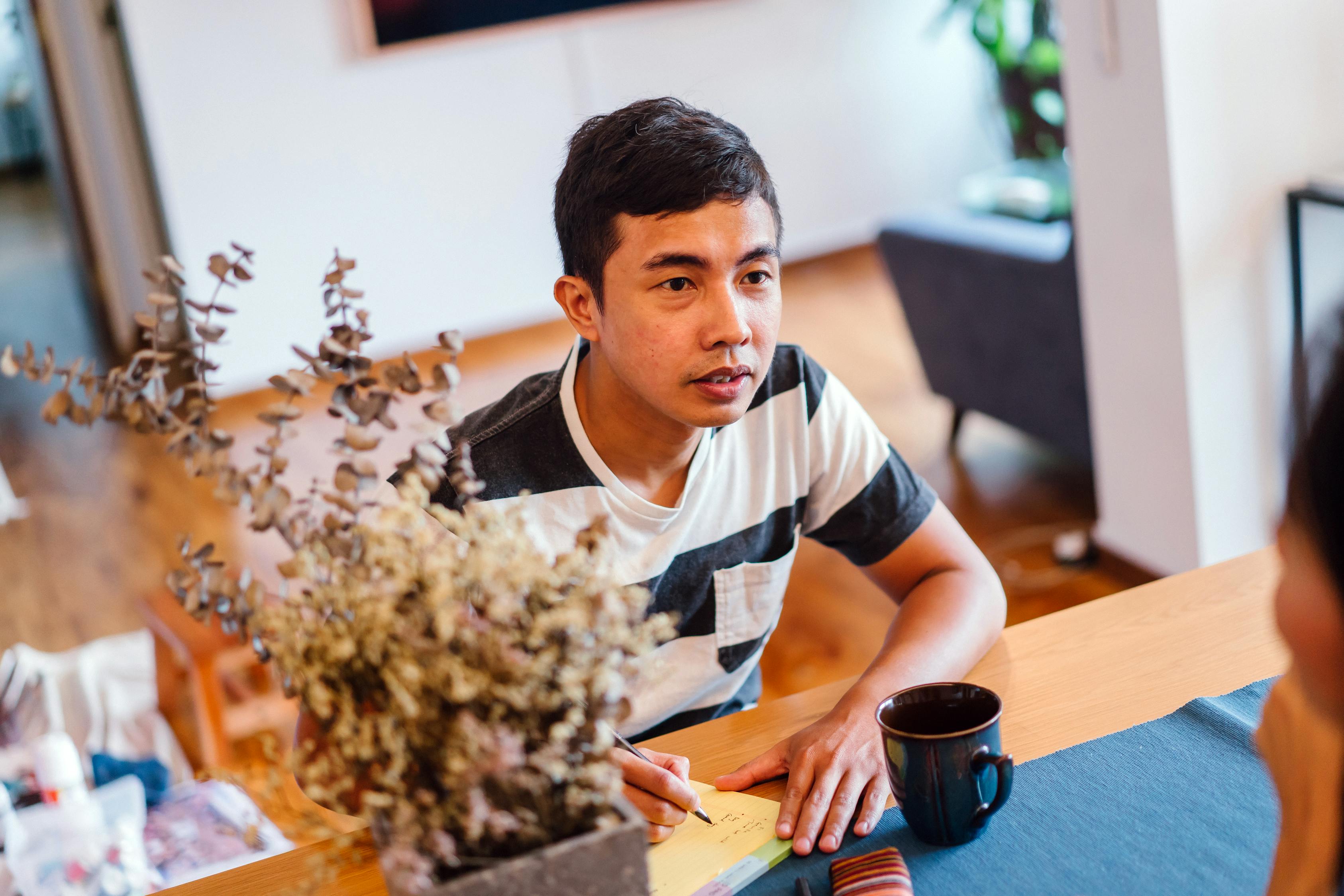 奢侈品店内的风波,LV柜员与男客户暧昧引发的冲突 奢侈品店内的风波,LV柜员与男客户暧昧引发的冲突