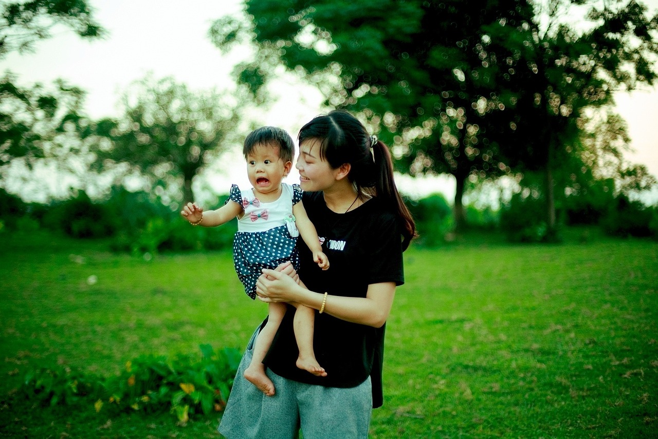 爱的误区与成长的代价，当儿子恋爱后总要钱，妈妈无奈送派出所的背后