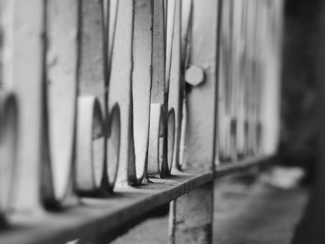 男子一个月撸铁万斤背后的疯狂与教训，警方揭露非法金属回收黑幕