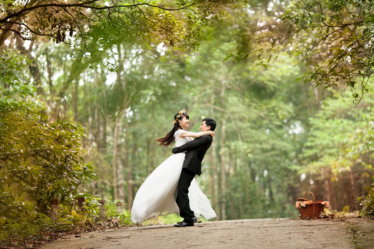 爱的小窝变婚礼殿堂，新人家中办婚礼，受邀者惊喜连连！