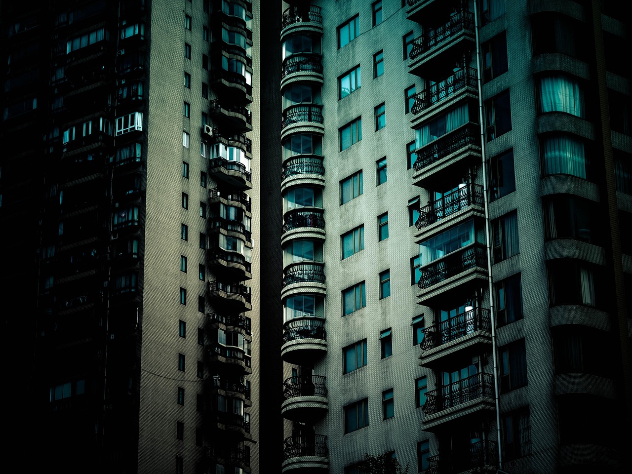 上海一小区封控管理，生活、心理与社区应对策略