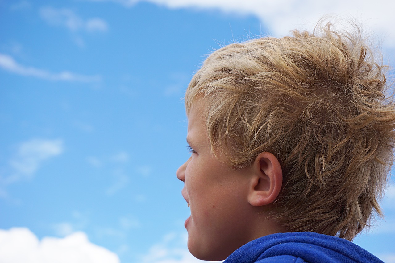情绪失控与自我救赎,男子制止小孩哭闹后的极端行为反思 情绪失控与自我救赎,男子制止小孩哭闹后的极端行为反思