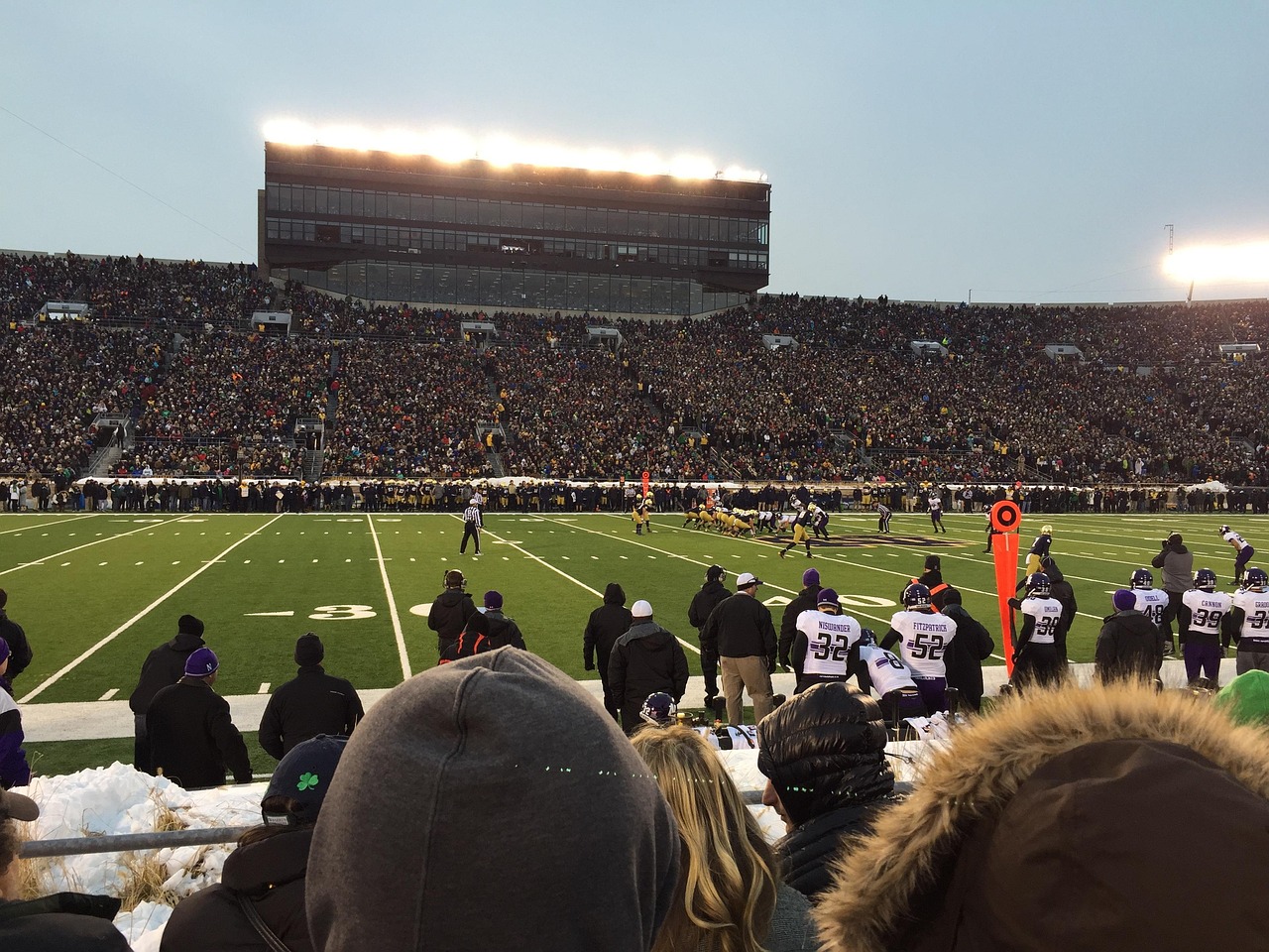 操场墙上的体育运动图片，激发活力的无声教练