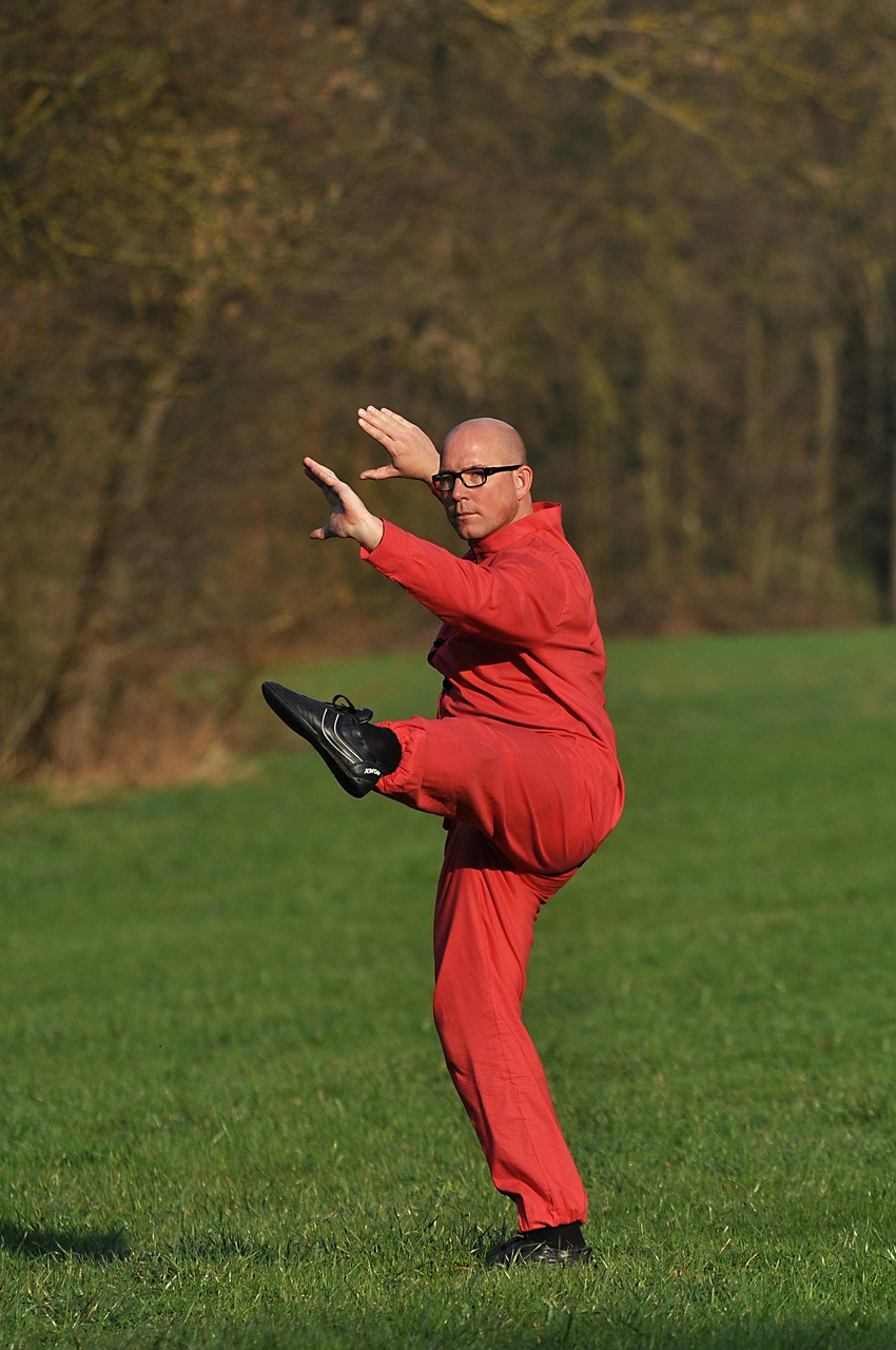 挥拍之间，羽毛球运动的魅力与生活哲学