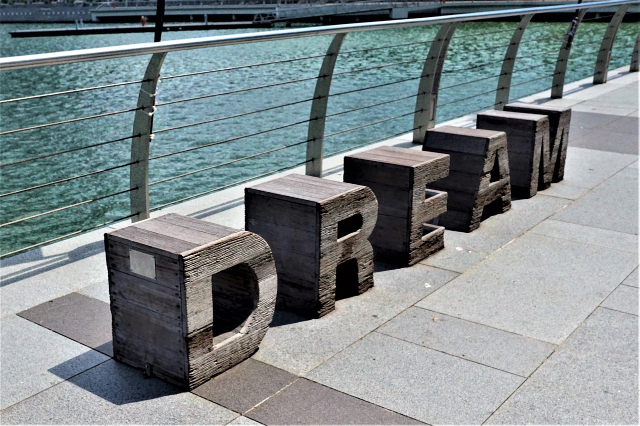 英语谐音翻译，跨文化交流的桥梁还是障碍？