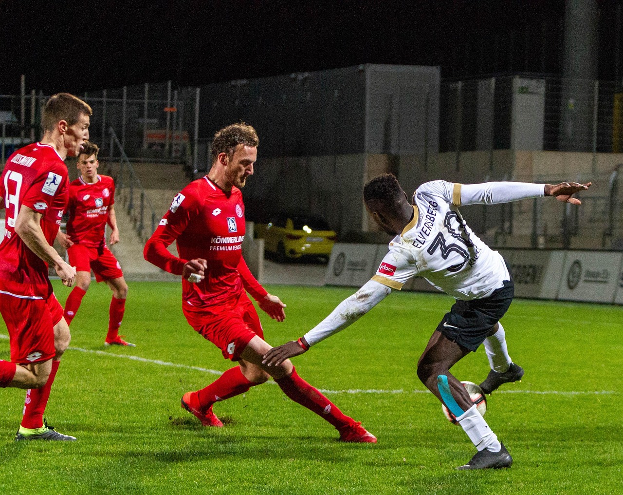 足球爱好者的福音，如何免费下载旧版足球游戏