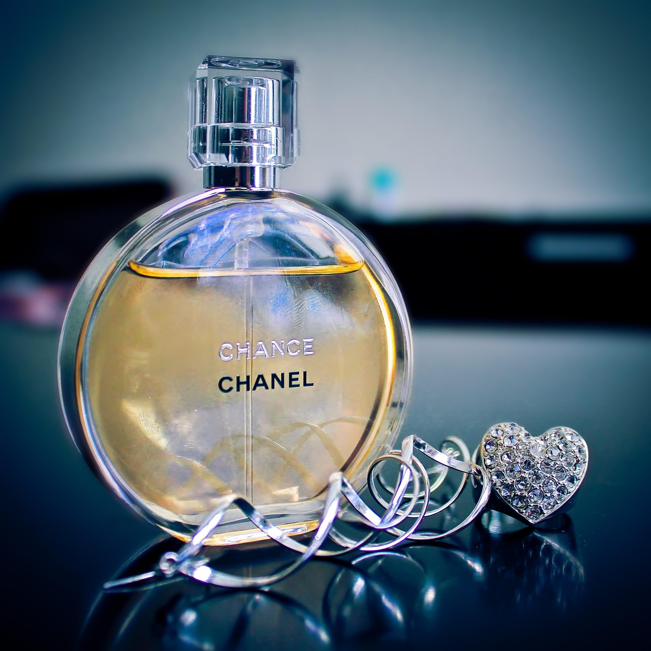 探索半岛上的时尚传奇，香奈儿（Chanel）的奢华之旅